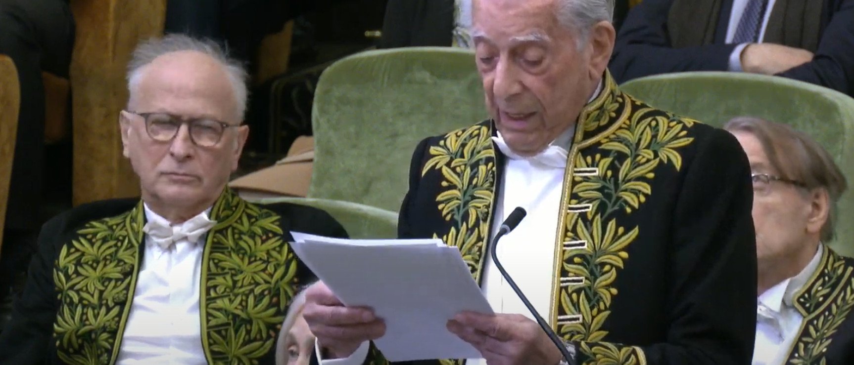 Mario Vargas Llosa en la ceremonia de ingreso en la Academia Francesa