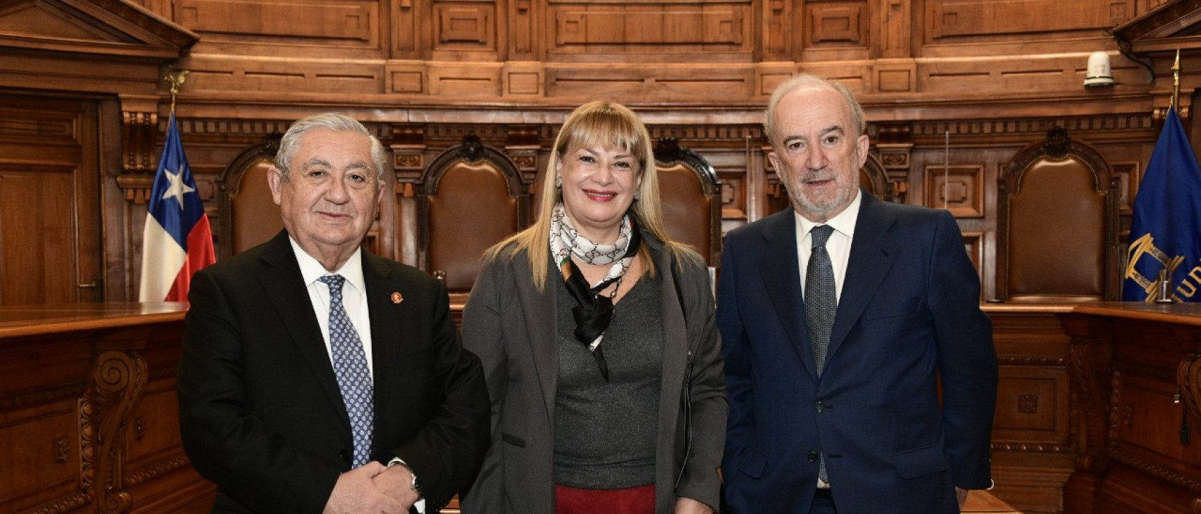 Presidente de la Corte Suprema de Chile, Juan Eduardo Fuentes Belmar, y las exposiciones de la ministra presidenta de la Comisión de Lenguaje Claro del Poder Judicial, Ángela Vivanco Martínez, y del director de la RAE y presidente de la ASALE, Santiago Muñoz Machado (foto: © Poder Judicial de Chile).