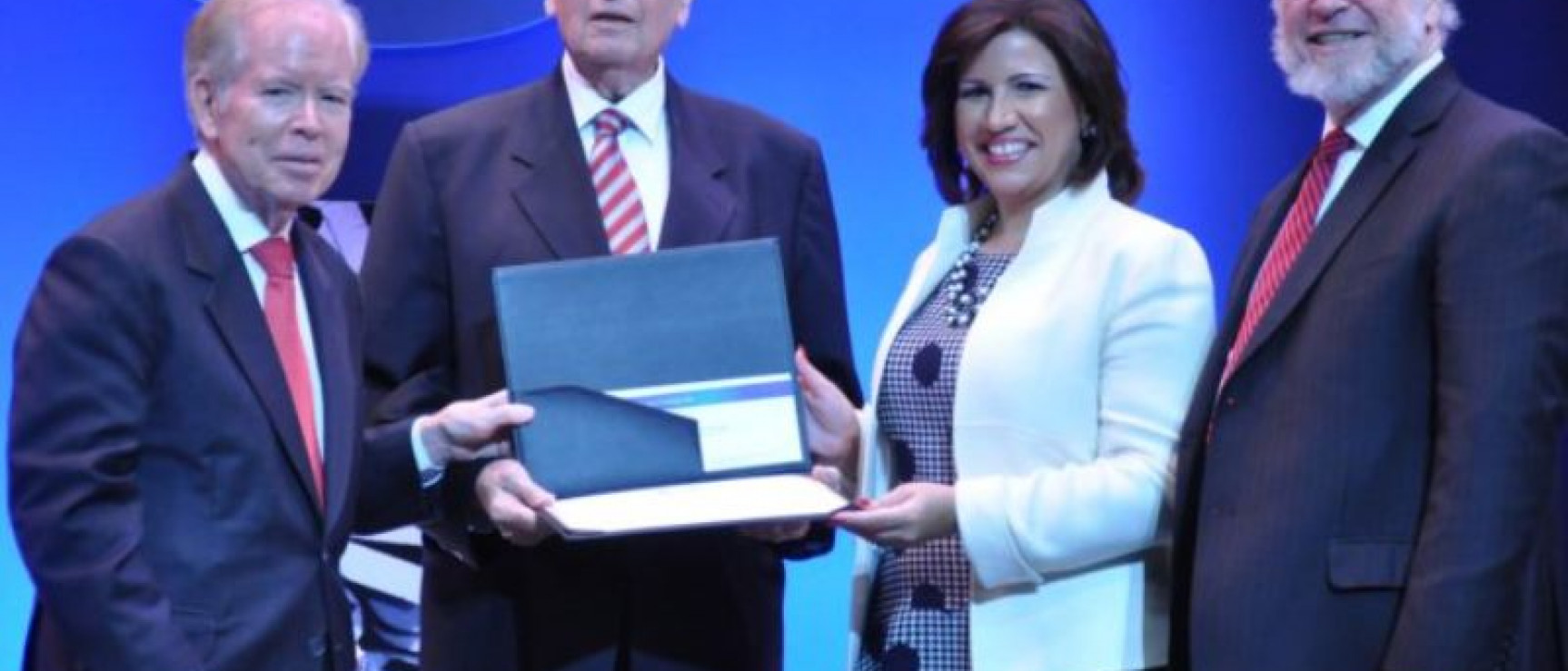 Federico Henríquez Gratereaux recibe el Premio Nacional. Foto: Hoy Digital.