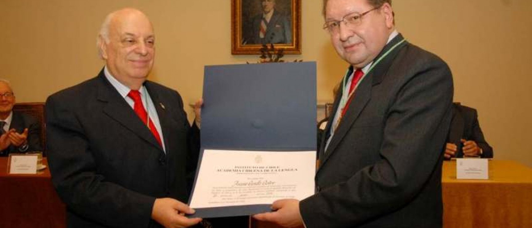Alfredo Matus, director de la Academia Chilena de la Lengua, entrega el diploma académico a Ascanio Cavallo. 