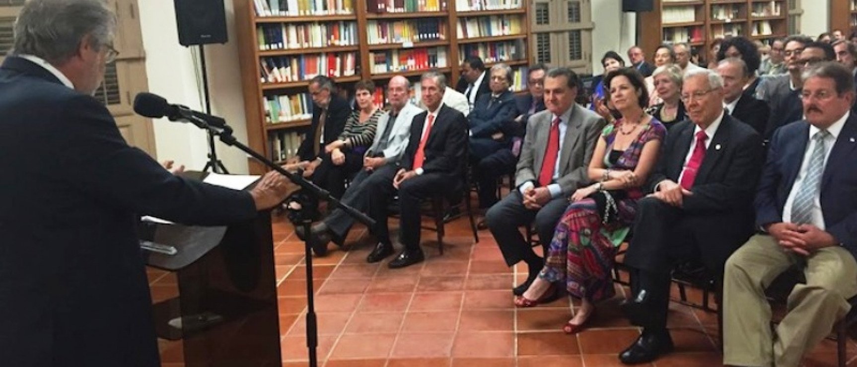 José Luis Vega, director de la Academia Puertorriqueña, durante una conferencia. Foto: Diálogo UPR