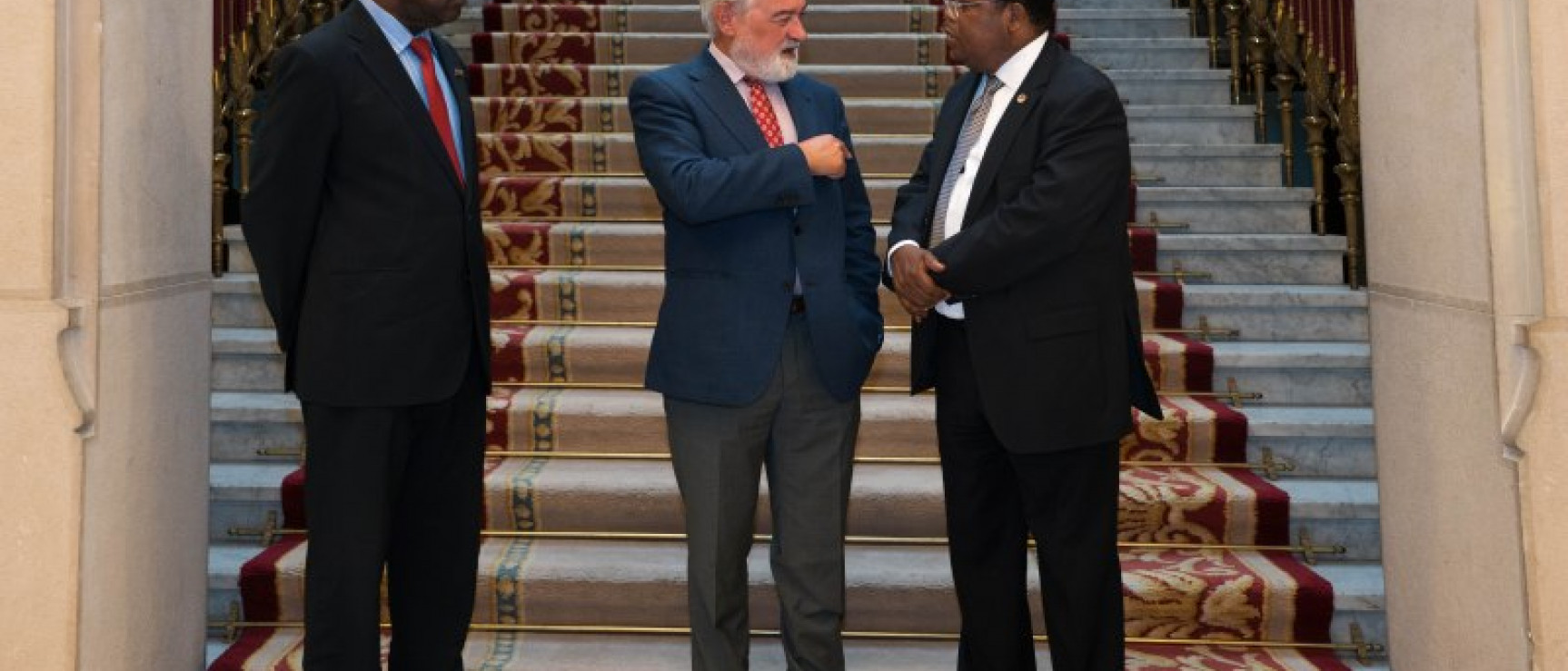 El director de la RAE recibe a una delegación de la Academia Ecuatoguineana de la Lengua Española.