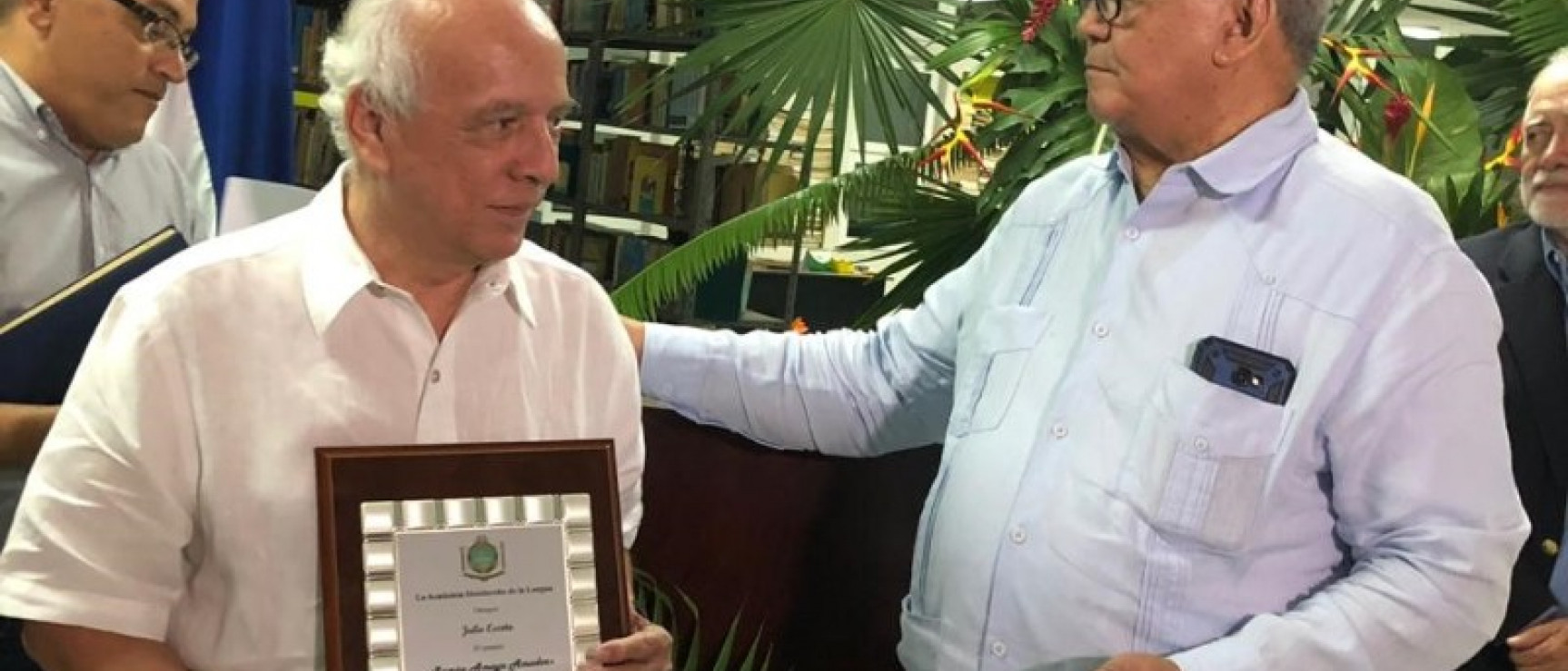 Julio Escoto y el director de la Academia Hondureña de la Lengua, Juan Ramón Martínez (foto: AHL).