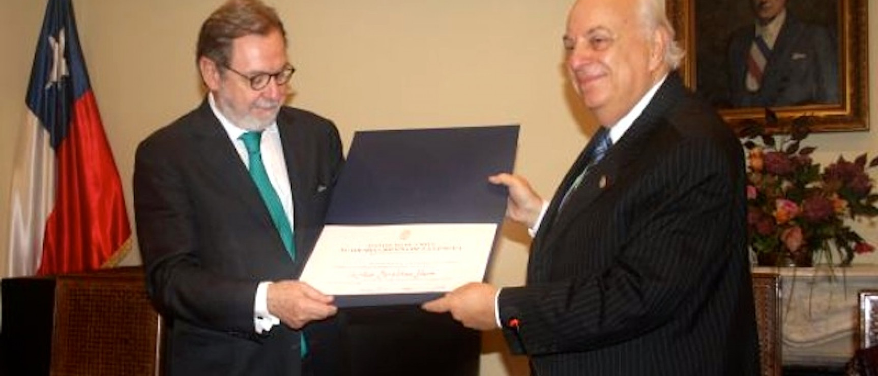 Juan Luis Cebrián (izquierda) recibe el nombramiento de manos de Alfredo Matus. Foto: «El País».
