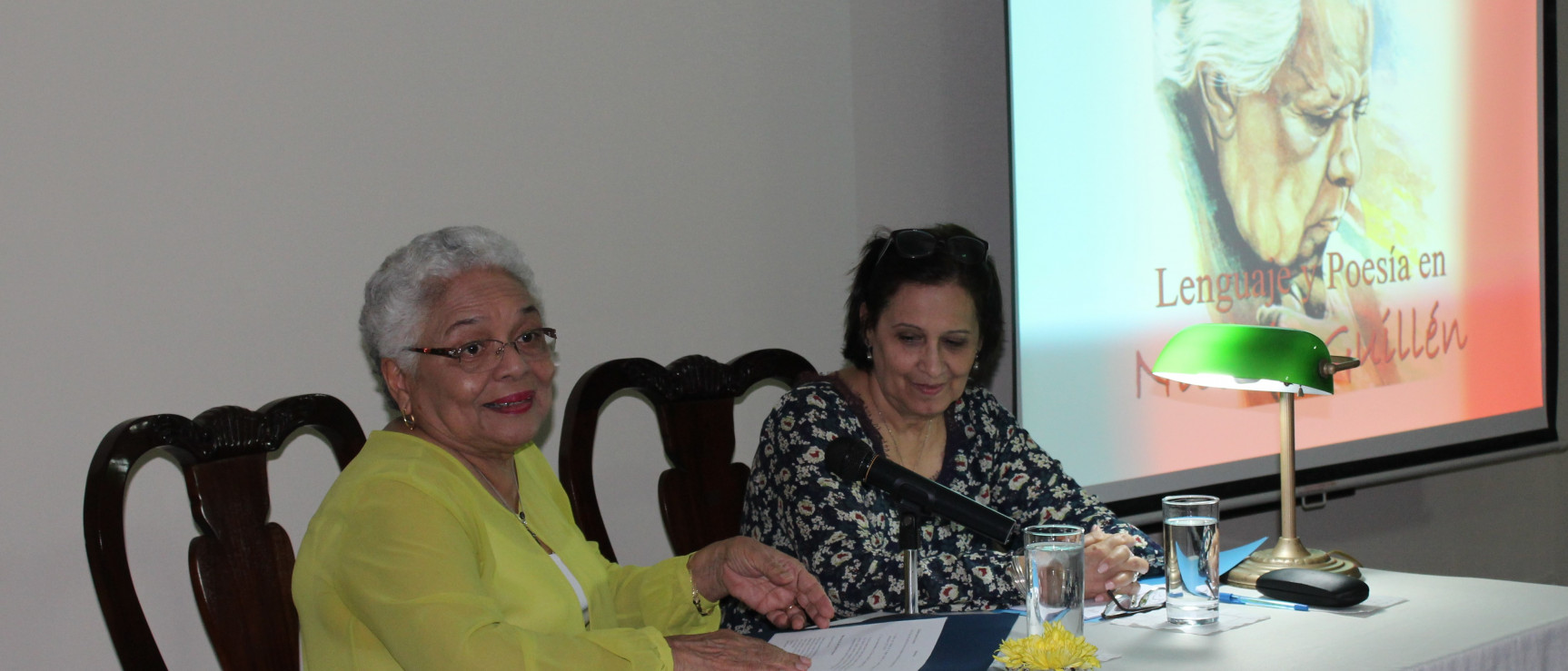 La directora de la APL, Margarita Vásquez, presenta a Ana Mª González Mafud.