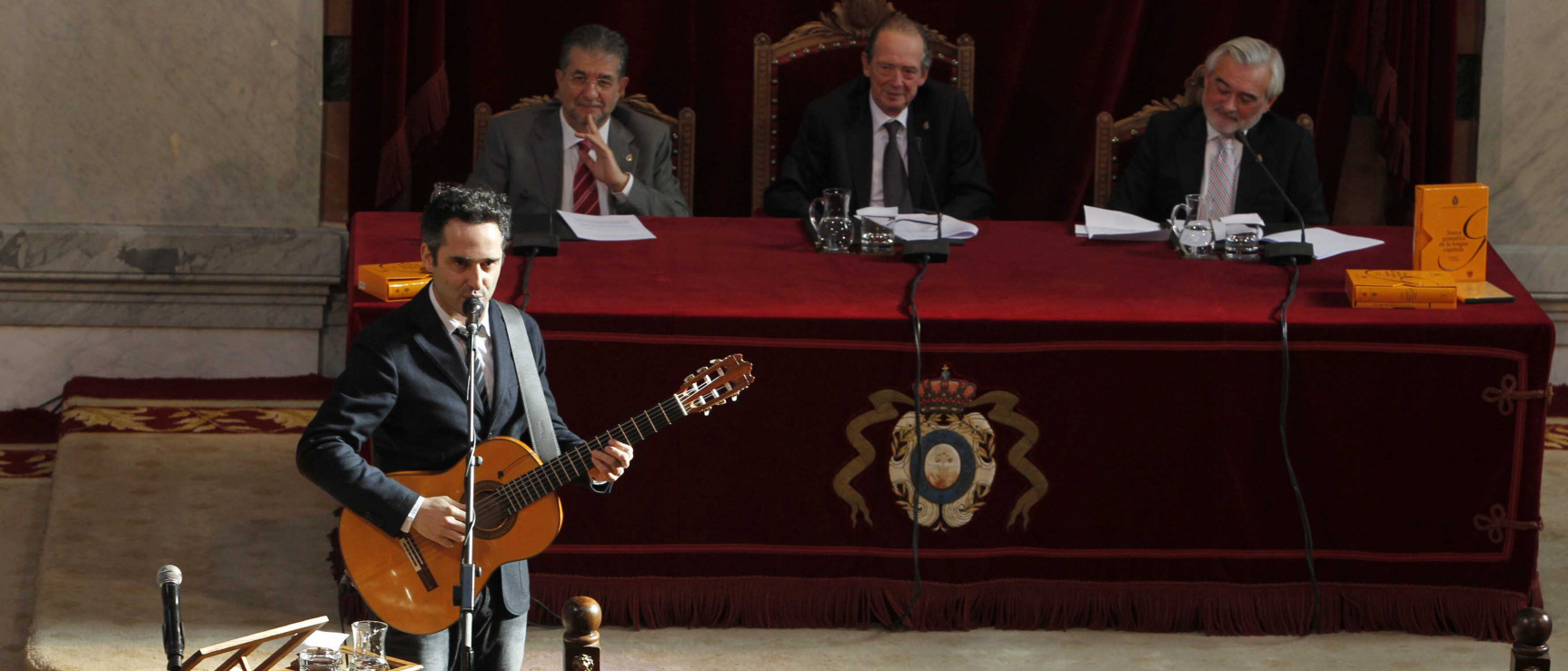 Jorge Drexler en el acto de presentación del volumen «Fonética y fonología»