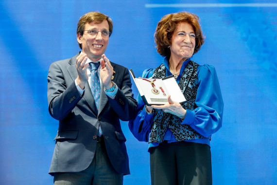 El alcalde entrega la Medalla de Honor a Carmen Iglesias Cano (foto: Ayuntamiento de Madrid)