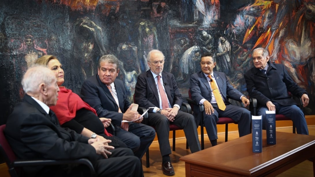 Los participantes del acto conversan sobre el «Diccionario panhispánico del español jurídico». Foto: UNAM.
